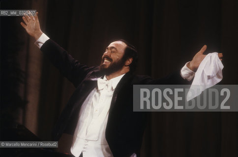 Venice, La Fenice Theater, 1993. Tenor Luciano Pavarotti greeting the audience during a recital / Venezia, Teatro La Fenice, 1993. Il tenore Luciano Pavarotti saluta il pubblico durante un recital - ©Marcello Mencarini/Rosebud2