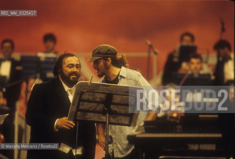 Modena, 12/09/1995, Pavarotti and Friends. Tenor Luciano Pavarotti performing with Italian pop singer Lorenzo Jovanotti Cherubini / Modena, 12/09/1995. Pavarotti and Friends. Il tenore Luciano Pavarotti canta con Lorenzo  Jovanotti Cherubini - ©Marcello Mencarini/Rosebud2