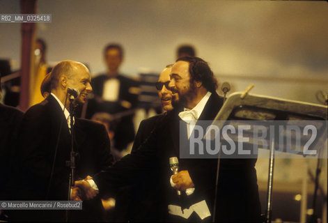 Modena, 12/09/1995, Pavarotti and Friends. Tenor Luciano Pavarotti and musician Brian Eno / Modena, 12/09/1995. Pavarotti and Friends. Il tenore Luciano Pavarotti con il musicista Brian Eno - ©Marcello Mencarini/Rosebud2