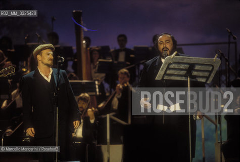 Modena, 12/09/1995, Pavarotti and Friends. Tenor Luciano Pavarotti performing with the lead singer of the Irish rock band U2, Bono Vox / Modena, 12/09/1995. Pavarotti and Friends. Il tenore Luciano Pavarotti con il cantante leader degli U2, Bono Vox - ©Marcello Mencarini/Rosebud2