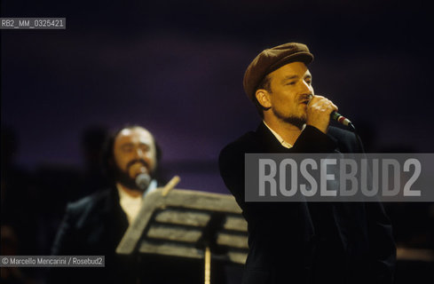 Modena, 12/09/1995, Pavarotti and Friends. Tenor Luciano Pavarotti performing with the lead singer of the Irish rock band U2, Bono Vox / Modena, 12/09/1995. Pavarotti and Friends. Il tenore Luciano Pavarotti con il cantante leader degli U2, Bono Vox - ©Marcello Mencarini/Rosebud2