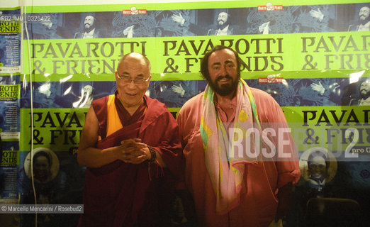 Tenor Luciano Pavarotti and the Dalai Lama at Pavarotti & Friends, Modena 2000 / Il tenore Luciano Pavarotti e il Dalai Lama al Pavarotti and Friends, Modena 2000 - ©Marcello Mencarini/Rosebud2