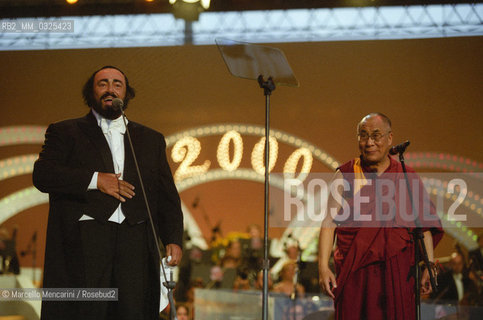 Tenor Luciano Pavarotti and the Dalai Lama at Pavarotti & Friends, Modena 2000 / Il tenore Luciano Pavarotti e il Dalai Lama al Pavarotti and Friends, Modena 2000 - ©Marcello Mencarini/Rosebud2