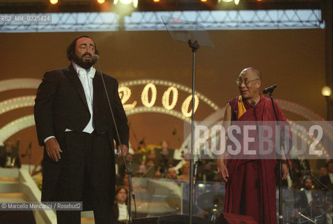 Tenor Luciano Pavarotti and the Dalai Lama at Pavarotti & Friends, Modena 2000 / Il tenore Luciano Pavarotti e il Dalai Lama al Pavarotti and Friends, Modena 2000 - ©Marcello Mencarini/Rosebud2