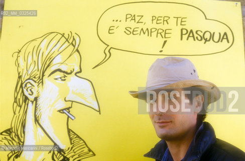 Montepulciano (Siena), 1986. Italian cartoonist Andrea Pazienza next to his character Zanardi / Montepulciano (Siena), 1986. Il fumettista Andrea Pazienza accanto al suo personaggio Zanardi - ©Marcello Mencarini/Rosebud2