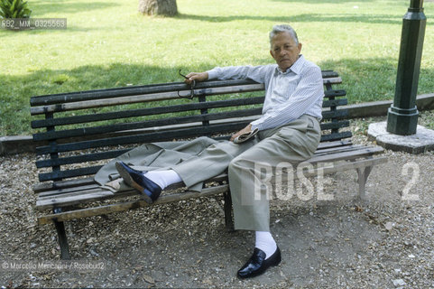 Rome, 1979. Italian composer Goffredo Petrassi on a bench at Villa Borghese / Roma, 1979. Il compositore Goffredo Petrassi su una panchina a villa Borghese - ©Marcello Mencarini/Rosebud2