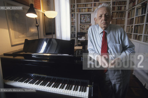 Rome, 1994. Italian composer Goffredo Petrassi in his home / Roma, 1994. Il compositore Goffredo Petrassi nella sua casa - ©Marcello Mencarini/Rosebud2