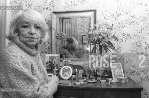 Milan, 1980. Italian writer and journalist Luciana Peverelli in her home / Milano, 1980. La scrittrice e giornalista Luciana Peverelli nella sua casa - ©Marcello Mencarini/Rosebud2