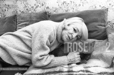 Milan, 1980. Italian writer and journalist Luciana Peverelli in her home / Milano, 1980. La scrittrice e giornalista Luciana Peverelli nella sua casa - ©Marcello Mencarini/Rosebud2