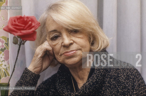 Milan, 1980. Italian writer and journalist Luciana Peverelli in her home / Milano, 1980. La scrittrice e giornalista Luciana Peverelli nella sua casa - ©Marcello Mencarini/Rosebud2