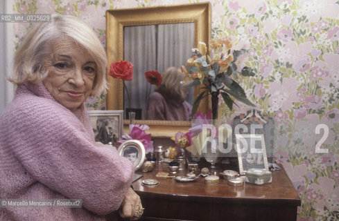 Milan, 1980. Italian writer and journalist Luciana Peverelli in her home / Milano, 1980. La scrittrice e giornalista Luciana Peverelli nella sua casa - ©Marcello Mencarini/Rosebud2