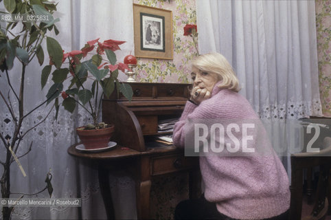 Milan, 1980. Italian writer and journalist Luciana Peverelli in her home / Milano, 1980. La scrittrice e giornalista Luciana Peverelli nella sua casa - ©Marcello Mencarini/Rosebud2