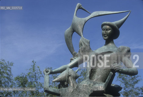 La scultura Pinocchio e la fata di Emilio Greco nel Parco di Pinocchio a San Gennaro Collodi (Lucca) / The sculpture Pinocchio and the Fairy by Emilio Greco in the Pinocchio Park in San Gennaro Collodi (Lucca) - ©Marcello Mencarini/Rosebud2