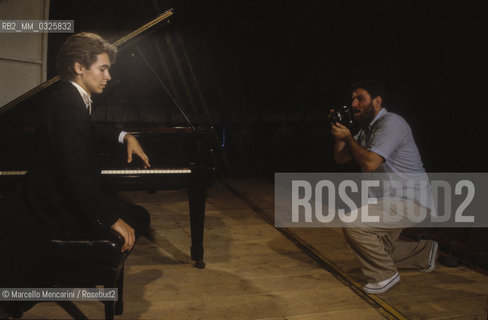 A photographer takes pictures of Croatian pianist Ivo Pogorelich before a concert (1983) / Un fotografo ritrae il pianista Ivo Pogorelić prima di un concerto (1983) - ©Marcello Mencarini/Rosebud2