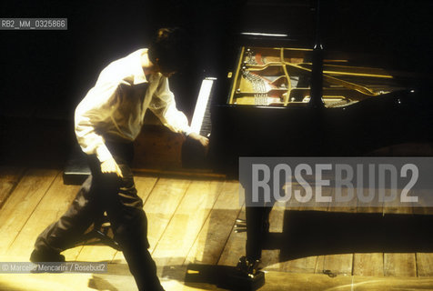 Pesaro, 1997. Pianist Daniele Pollini collects his glasses fell during the concert / Pesaro, 1997. Il pianista Daniele Pollini raccoglie gli occhiali caduti durante il concerto- ©Marcello Mencarini/Rosebud2