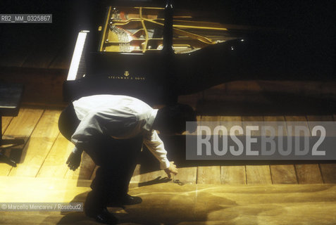 Pesaro, 1997. Pianist Daniele Pollini collects his glasses fell during the concert / Pesaro, 1997. Il pianista Daniele Pollini raccoglie gli occhiali caduti durante il concerto- ©Marcello Mencarini/Rosebud2