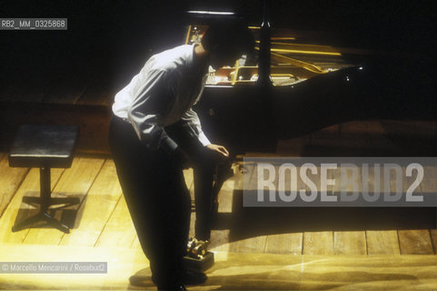 Pesaro, 1997. Pianist Daniele Pollini collects his glasses fell during the concert / Pesaro, 1997. Il pianista Daniele Pollini raccoglie gli occhiali caduti durante il concerto- ©Marcello Mencarini/Rosebud2