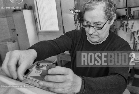 Milan, 1981. italian sculptor Giò Pomodoro in his studio / Milano, 1981. Lo scultore Giò pomodoro nel suo studio - ©Marcello Mencarini/Rosebud2