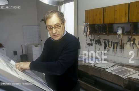 Milan, 1981. italian sculptor Giò Pomodoro in his studio / Milano, 1981. Lo scultore Giò pomodoro nel suo studio - ©Marcello Mencarini/Rosebud2