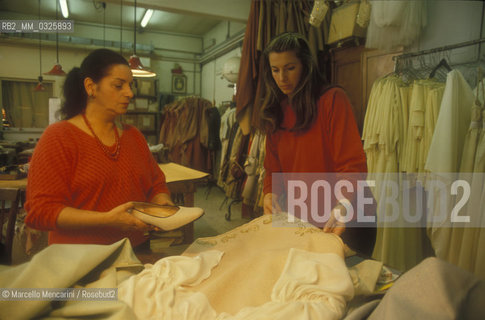 Rome Opera House, 1989. Italian shoes designer for cinema and theatre Laura Pompei (on the left) / Teatro dellOpera di Roma, 1989. Laura Pompei, produttrice di calzature per il cinema e il teatro (a sinistra) - ©Marcello Mencarini/Rosebud2