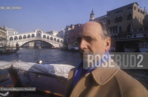 Venice 1993. Superintendent of La Fenice theater Gianfranco Pontel in front of the Rialto Bridge / Venezia 1993. Il sovrintendente del teatro La Fenice Gianfranco Pontel davanti al Ponte di Rialto - ©Marcello Mencarini/Rosebud2