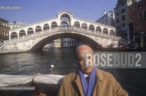 Venice 1993. Superintendent of La Fenice theater Gianfranco Pontel in front of the Rialto Bridge / Venezia 1993. Il sovrintendente del teatro La Fenice Gianfranco Pontel davanti al Ponte di Rialto - ©Marcello Mencarini/Rosebud2