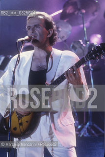 Trento, 1987. Dodi Battaglia, vocalist and guitarist of the Italian pop group The Pooh / Trento, 1987. Dodi Battaglia, voce e chitarra del gruppo pop dei Pooh - ©Marcello Mencarini/Rosebud2