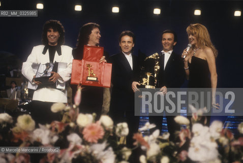 Sanremo Music Festival 1990. Italian pop group The Pooh, winner of the Festival with the song Uomini soli and TV presenter Gabriella Carlucci / Il gruppo pop dei Pooh, vincitore del Festival con la canzone Uomini soli, e Gabriella Carlucci - ©Marcello Mencarini/Rosebud2