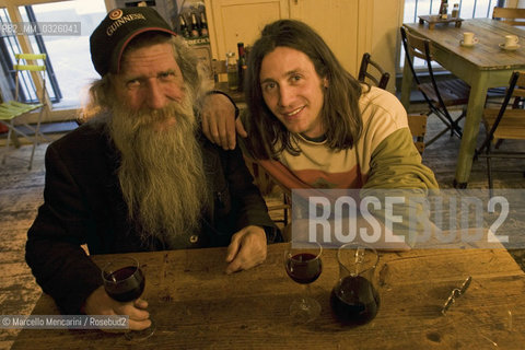 Italian singer-songwriter Giuseppe Povia and his friend Hans / Il cantante Giuseppe Povia e il suo amico Hans - ©Marcello Mencarini/Rosebud2