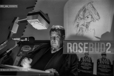 Rome, December 2, 1983. Italian cartoonist Hugo Pratt holds a lecture at La Sapienza University / Roma, 2 dicembre 1983. Il disegnatore di fumetti Hugo Pratt tiene una lezione allUniversità La Sapienza - ©Marcello Mencarini/Rosebud2