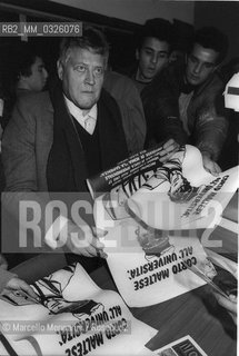 Rome, December 2, 1983. Italian cartoonist Hugo Pratt holds a lecture at La Sapienza University / Roma, 2 dicembre 1983. Il disegnatore di fumetti Hugo Pratt tiene una lezione allUniversità La Sapienza - ©Marcello Mencarini/Rosebud2