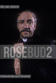 Rocca Borromeo in Angera (Varese), 1988. American actor F. Murray Abraham in the role of LInnominato (the Unnamed) on the set of the Italian TV movie I promessi sposi (The Betrothed) directed by Salvatore Nocita / Rocca Borromeo di Angera (Varese), 1988. Lattore F. Murray Abraham nel ruolo dellInnominato sul set del film per la TV I promessi sposi diretto da Salvatore Nocita - ©Marcello Mencarini/Rosebud2