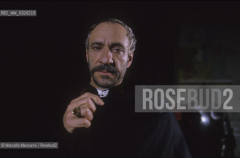 Rocca Borromeo in Angera (Varese), 1988. American actor F. Murray Abraham in the role of LInnominato (the Unnamed) on the set of the Italian TV movie I promessi sposi (The Betrothed) directed by Salvatore Nocita / Rocca Borromeo di Angera (Varese), 1988. Lattore F. Murray Abraham nel ruolo dellInnominato sul set del film per la TV I promessi sposi diretto da Salvatore Nocita - ©Marcello Mencarini/Rosebud2