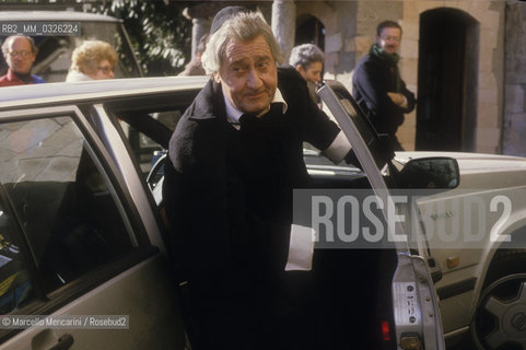 Rocca Borromeo in Angera (Varese), 1988. Actor Alberto Sordi in the role of Don Abbondio arriving by car on the set of the Italian TV movie I Promessi Sposi (The Betrothed) directed by Salvatore Nocita  / Rocca Borromeo di Angera (Varese), 1988. Lattore Alberto Sordi nella parte di Don Abbondio arriva in auto sul set del film per la TV I promessi sposi diretto da Salvatore Nocita  - ©Marcello Mencarini/Rosebud2