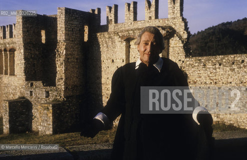 Rocca Borromeo in Angera (Varese), 1988. Actor Alberto Sordi in the role of Don Abbondio on the set of the Italian TV movie I Promessi Sposi (The Betrothed) directed by Salvatore Nocita  / Rocca Borromeo di Angera (Varese), 1988. Lattore Alberto Sordi nella parte di Don Abbondio sul set del film per la TV I promessi sposi diretto da Salvatore Nocita  - ©Marcello Mencarini/Rosebud2