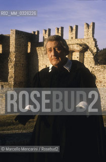 Rocca Borromeo in Angera (Varese), 1988. Actor Alberto Sordi in the role of Don Abbondio on the set of the Italian TV movie I Promessi Sposi (The Betrothed) directed by Salvatore Nocita  / Rocca Borromeo di Angera (Varese), 1988. Lattore Alberto Sordi nella parte di Don Abbondio sul set del film per la TV I promessi sposi diretto da Salvatore Nocita  - ©Marcello Mencarini/Rosebud2