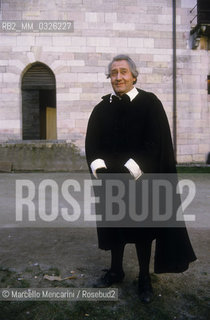 Rocca Borromeo in Angera (Varese), 1988. Actor Alberto Sordi in the role of Don Abbondio on the set of the Italian TV movie I Promessi Sposi (The Betrothed) directed by Salvatore Nocita  / Rocca Borromeo di Angera (Varese), 1988. Lattore Alberto Sordi nella parte di Don Abbondio sul set del film per la TV I promessi sposi diretto da Salvatore Nocita  - ©Marcello Mencarini/Rosebud2