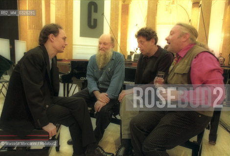 Rome, Palazzo delle Esposizioni, November 1999. Composers Michael Harrison, Terry Riley, Philip Glass and Charlemagne Palestine during the rehearsal of their concert Four Pianos / Roma, Palazzo delle Esposizioni, novembre 1999. I compositori Michael Harrison, Terry Riley, Philip Glass e Charlemagne Palestine durante le prove del concerto Quattro pianoforti - ©Marcello Mencarini/Rosebud2