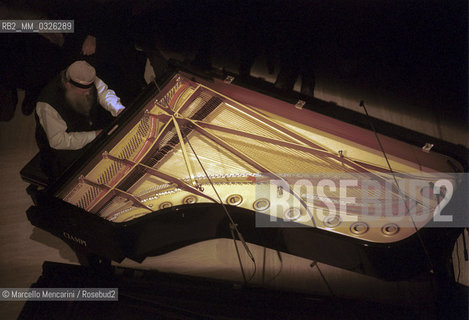 Rome, Palazzo delle Esposizioni, November 1999. Composer Terry Riley performing the concert Four pianos / Roma, Palazzo delle Esposizioni, novembre 1999. Il compositore Terry Riley durante il concerto Quattro pianoforti - ©Marcello Mencarini/Rosebud2