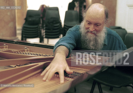 Rome, Palazzo delle Esposizioni, November 1999. Composer Terry Riley during the rehearsal of the concert Four pianos / Roma, Palazzo delle Esposizioni, novembre 1999. Il compositore Terry Riley durante le prove del concerto Quattro pianoforti - ©Marcello Mencarini/Rosebud2