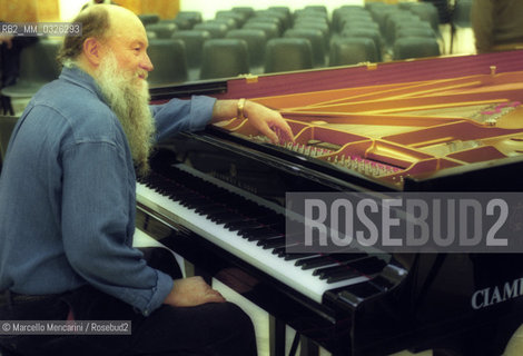 Rome, Palazzo delle Esposizioni, November 1999. Composer Terry Riley during the rehearsal of the concert Four pianos / Roma, Palazzo delle Esposizioni, novembre 1999. Il compositore Terry Riley durante le prove del concerto Quattro pianoforti - ©Marcello Mencarini/Rosebud2