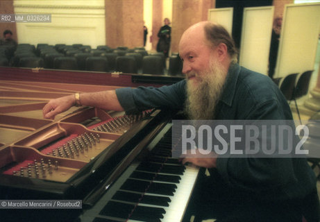 Rome, Palazzo delle Esposizioni, November 1999. Composer Terry Riley during the rehearsal of the concert Four pianos / Roma, Palazzo delle Esposizioni, novembre 1999. Il compositore Terry Riley durante le prove del concerto Quattro pianoforti - ©Marcello Mencarini/Rosebud2