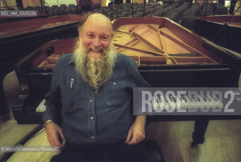 Rome, Palazzo delle Esposizioni, November 1999. Composer Terry Riley poses during the rehearsal of the concert Four pianos / Roma, Palazzo delle Esposizioni, novembre 1999. Il compositore Terry Riley durante le prove del concerto Quattro pianoforti - ©Marcello Mencarini/Rosebud2