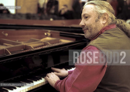 Rome, Palazzo delle Esposizioni, November 1999. Composer Charlemagne Palestine during the rehearsal of the concert Four pianos / Roma, Palazzo delle Esposizioni, novembre 1999. Il compositore Charlemagne Palestine durante le prove del concerto Quattro pianoforti - ©Marcello Mencarini/Rosebud2