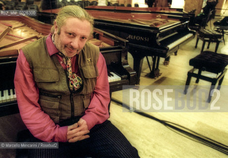 Rome, Palazzo delle Esposizioni, November 1999. Composer Charlemagne Palestine poses during the rehearsal of the concert Four pianos / Roma, Palazzo delle Esposizioni, novembre 1999. Il compositore Charlemagne Palestine durante le prove del concerto Quattro pianoforti - ©Marcello Mencarini/Rosebud2