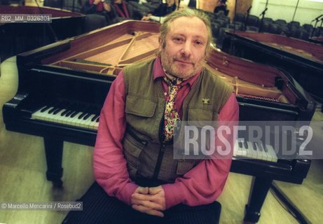 Rome, Palazzo delle Esposizioni, November 1999. Composer Charlemagne Palestine poses during the rehearsal of the concert Four pianos / Roma, Palazzo delle Esposizioni, novembre 1999. Il compositore Charlemagne Palestine durante le prove del concerto Quattro pianoforti - ©Marcello Mencarini/Rosebud2