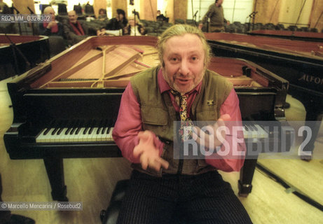 Rome, Palazzo delle Esposizioni, November 1999. Composer Charlemagne Palestine poses during the rehearsal of the concert Four pianos / Roma, Palazzo delle Esposizioni, novembre 1999. Il compositore Charlemagne Palestine durante le prove del concerto Quattro pianoforti - ©Marcello Mencarini/Rosebud2