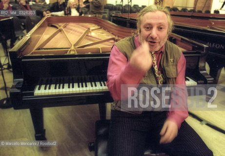 Rome, Palazzo delle Esposizioni, November 1999. Composer Charlemagne Palestine poses during the rehearsal of the concert Four pianos / Roma, Palazzo delle Esposizioni, novembre 1999. Il compositore Charlemagne Palestine durante le prove del concerto Quattro pianoforti - ©Marcello Mencarini/Rosebud2