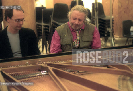 Rome, Palazzo delle Esposizioni, November 1999. Composers Charlemagne Palestine and Michael Harrison during the rehearsal of the concert Four pianos / Roma, Palazzo delle Esposizioni, novembre 1999. I compositori Charlemagne Palestine e Michael Harrison durante le prove del concerto Quattro pianoforti - ©Marcello Mencarini/Rosebud2