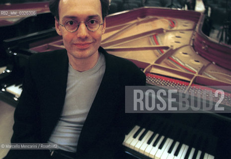 Rome, Palazzo delle Esposizioni, November 1999. Composer Michael Harrison poses during the rehearsal of the concert Four pianos / Roma, Palazzo delle Esposizioni, novembre 1999. Il compositore Michael Harrison durante le prove del concerto Quattro pianoforti - ©Marcello Mencarini/Rosebud2